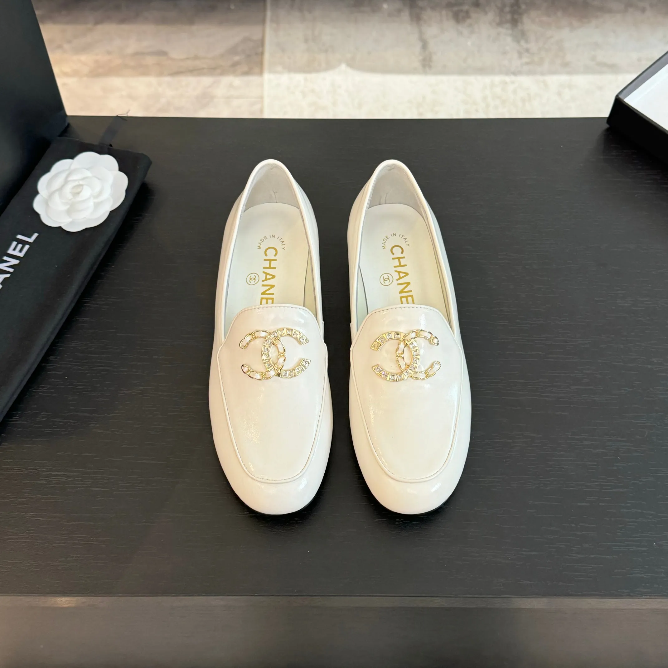 👟👟Ex-factory price 600👟👟 Purchasing-grade CHANEL Xiaoxiang classic retro shoes. I liked this pair at first sight. The design of the upper is very special. The classic hardware buckles embellished with Xiaoxiang are very CHANEL style. It has a high-end feel. The upper feet are very comfortable and soft. The feet are not afraid of being good-looking and comfortable. They are invincible when paired with mid-calf socks, skirts and trousers. It looks simple in style, but it has the effect of elongating the legs immediately on the feet, which is simple and does not lose personality. Adds a touch of coolness. Upper: imported mixed-breed lambskin. Lining: mixed-breed sheepskin. Soft, sweat-absorbent and breathable! Hardware: Exclusive original 1:1 mold development! Long-lasting and does not soften! Outsole: Genuine leather outsole imported from Italy. Height is about 2.5cm. Different market currency. We are different. Size: #34-42 (34 40 41 customized, non-refundable)